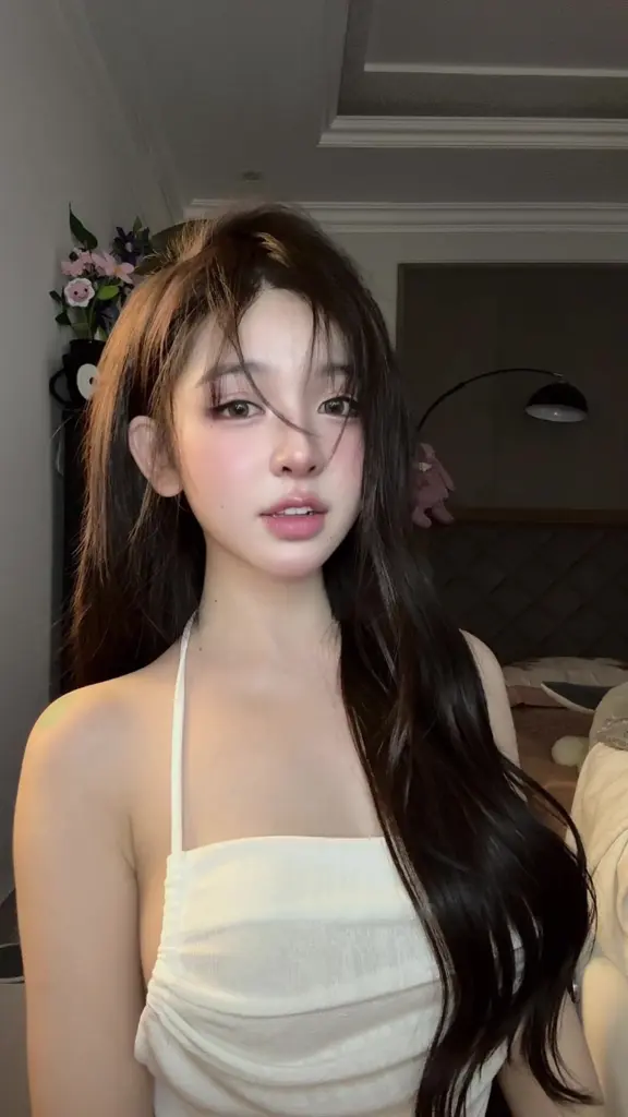 Hình Trần Huyền Châu bikini 2K mông to quyến rũ