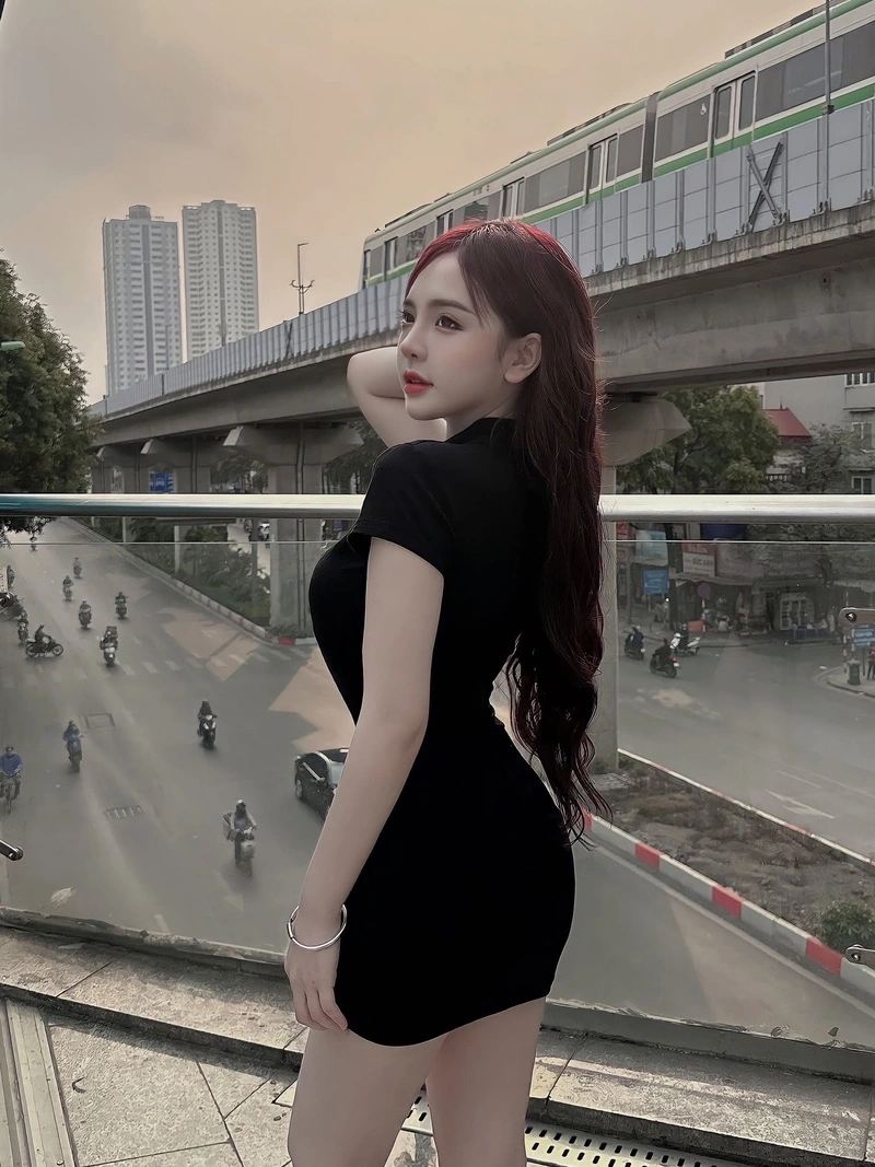 Hình Trần Huyền Châu bikini 4K khoe vòng 1 tròn đầy