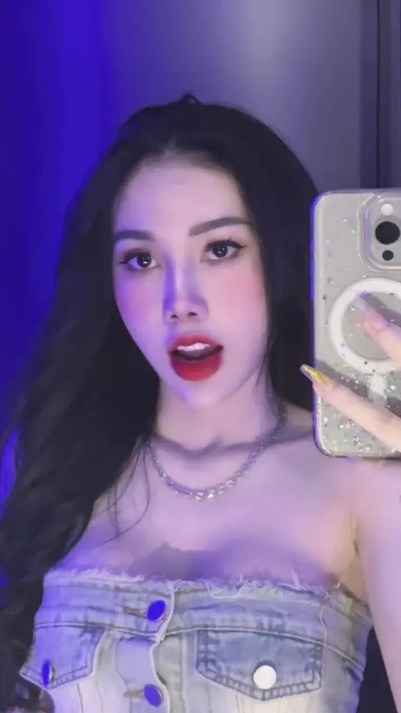 Hình Tuệ Vy dâm đãng khoe hàng full HD