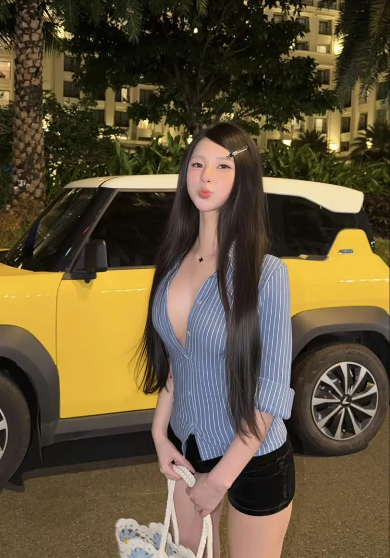 273+ ảnh Uyên Ni bikini eo con kiến da trắng nuột nà siêu phê