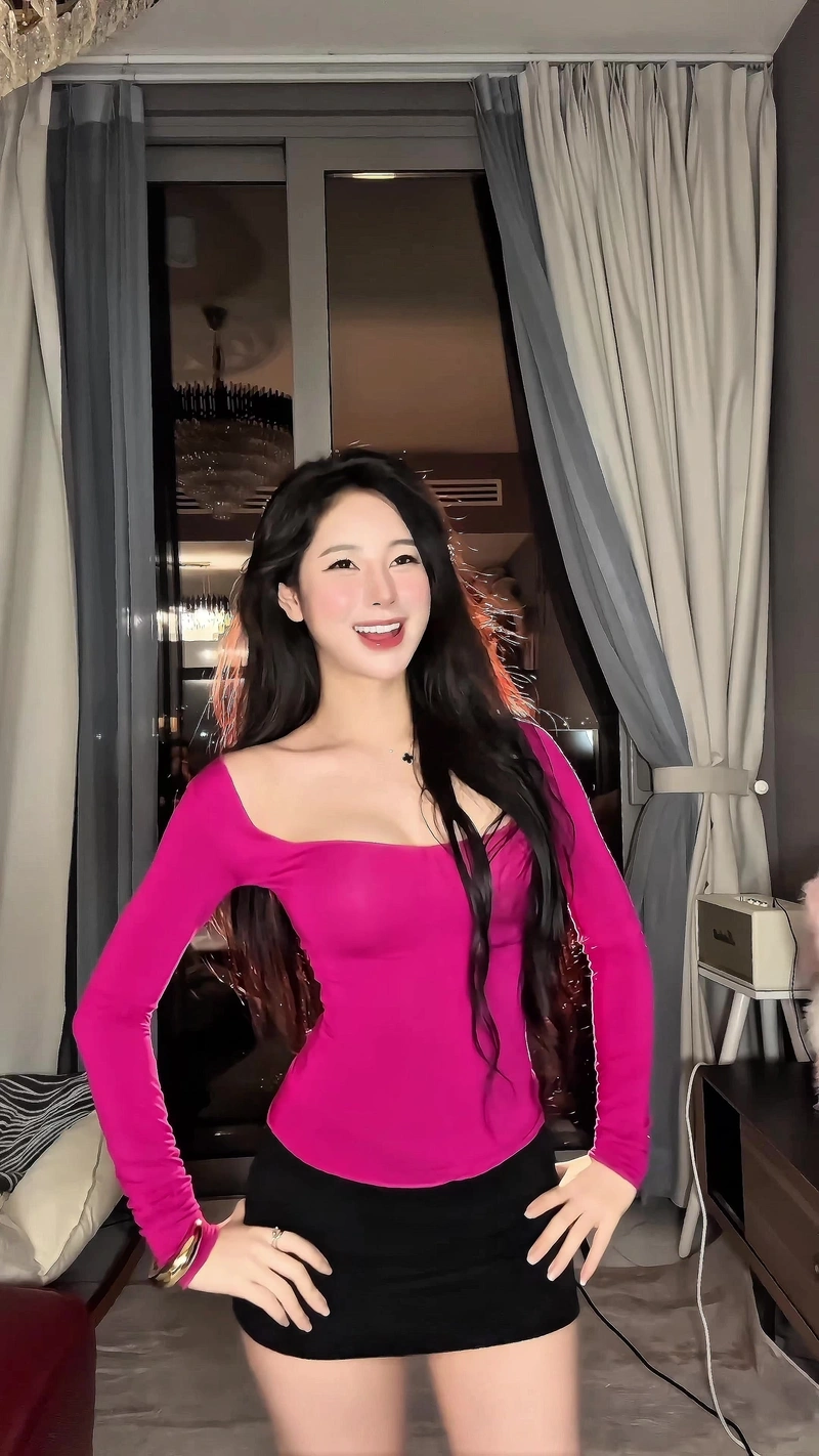 Hình Uyên Ni bikini 4K mông căng tròn sexy