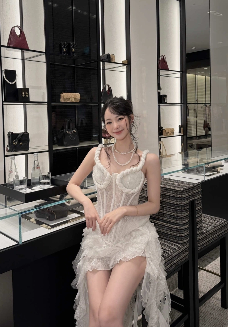 Hình Uyên Ni bikini full HD ngực khủng