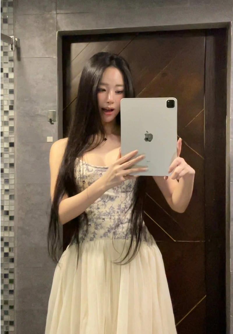 Hình Uyên Ni bikini show hàng mông căng