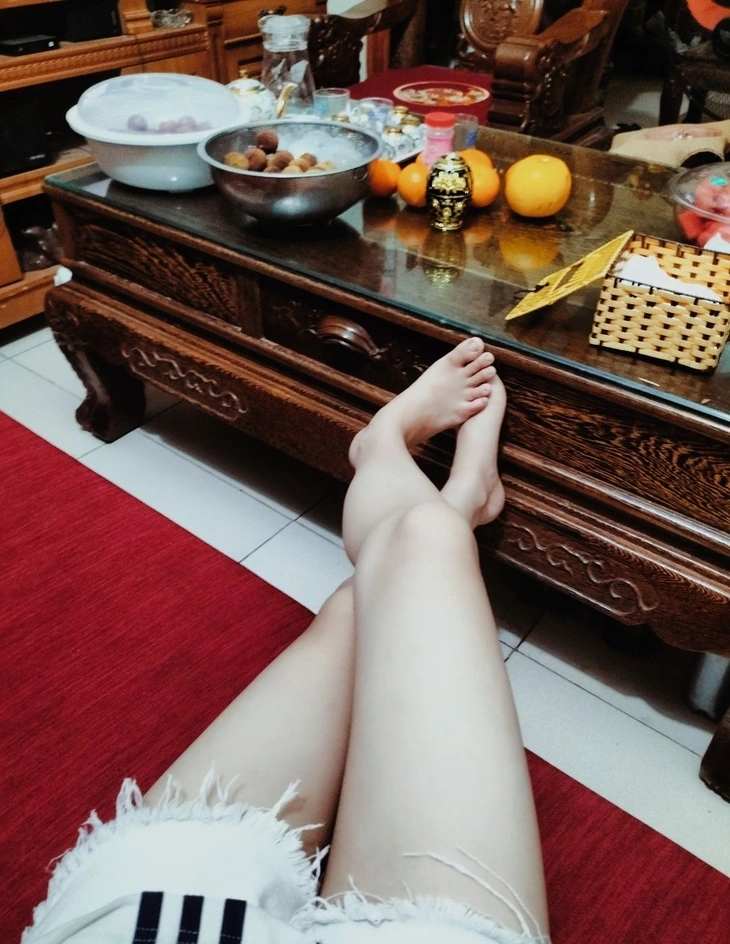 Hình ảnh chân gái trắng trẻo thon gọn