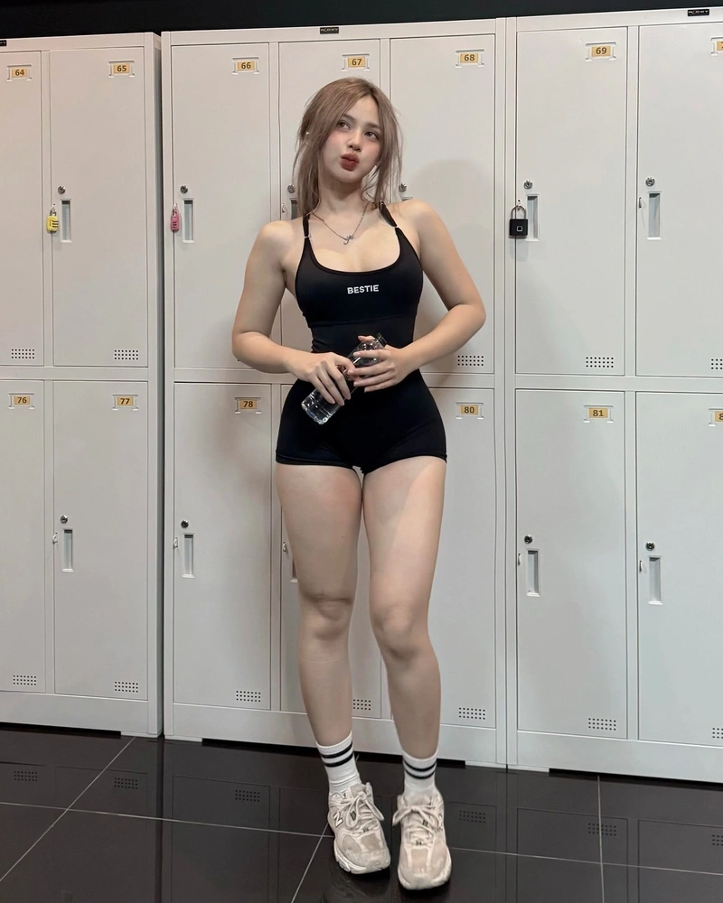 Hình ảnh cô nàng mặc đồ ôm sát sexy cuốn hút