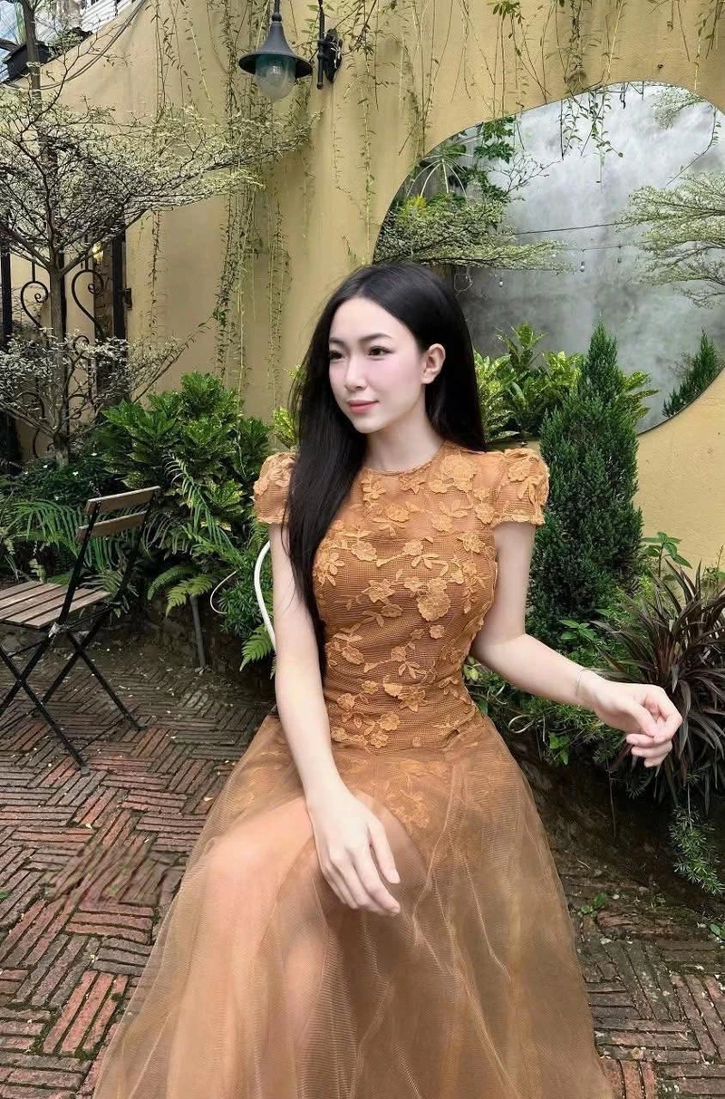 Hình ảnh cô nàng mặc váy lưới gợi tình