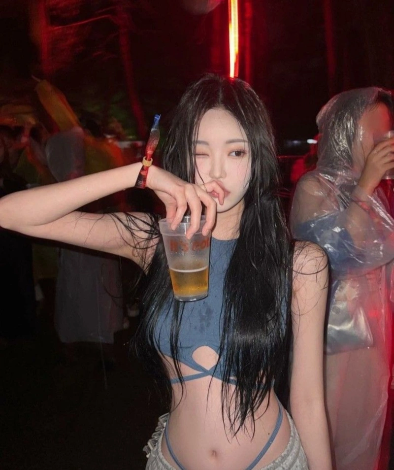 Hình gái karaoke trong trẻo đáng yêu