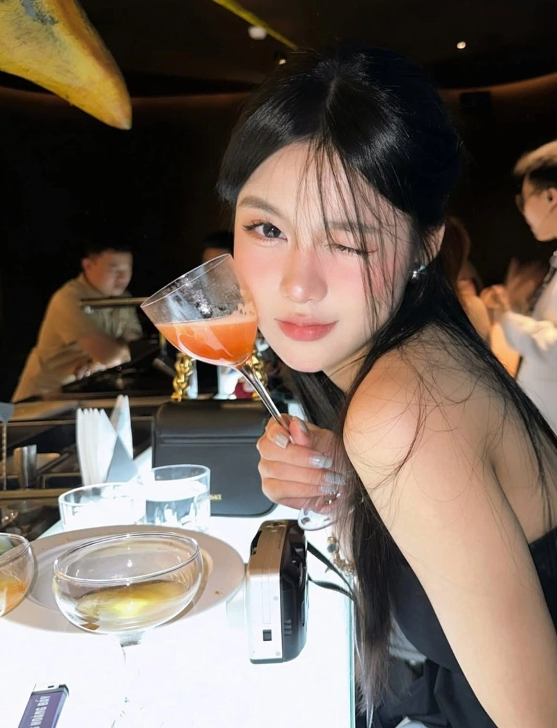 Hình gái karaoke xinh đẹp nổi bật