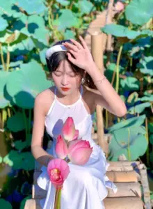 Hình gái mặc áo yếm duyên dáng thanh tao