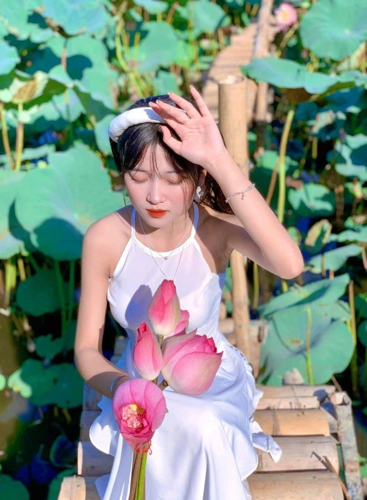 Hình gái mặc áo yếm duyên dáng thanh tao