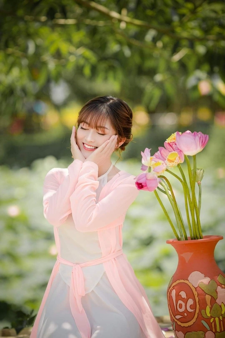 Hình gái mặc áo yếm thanh tú duyên dáng