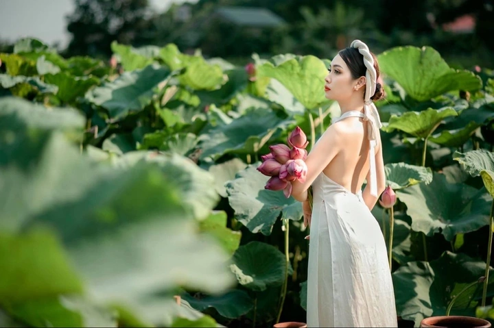 Hình gái xinh áo yếm đằm thắm yêu kiều