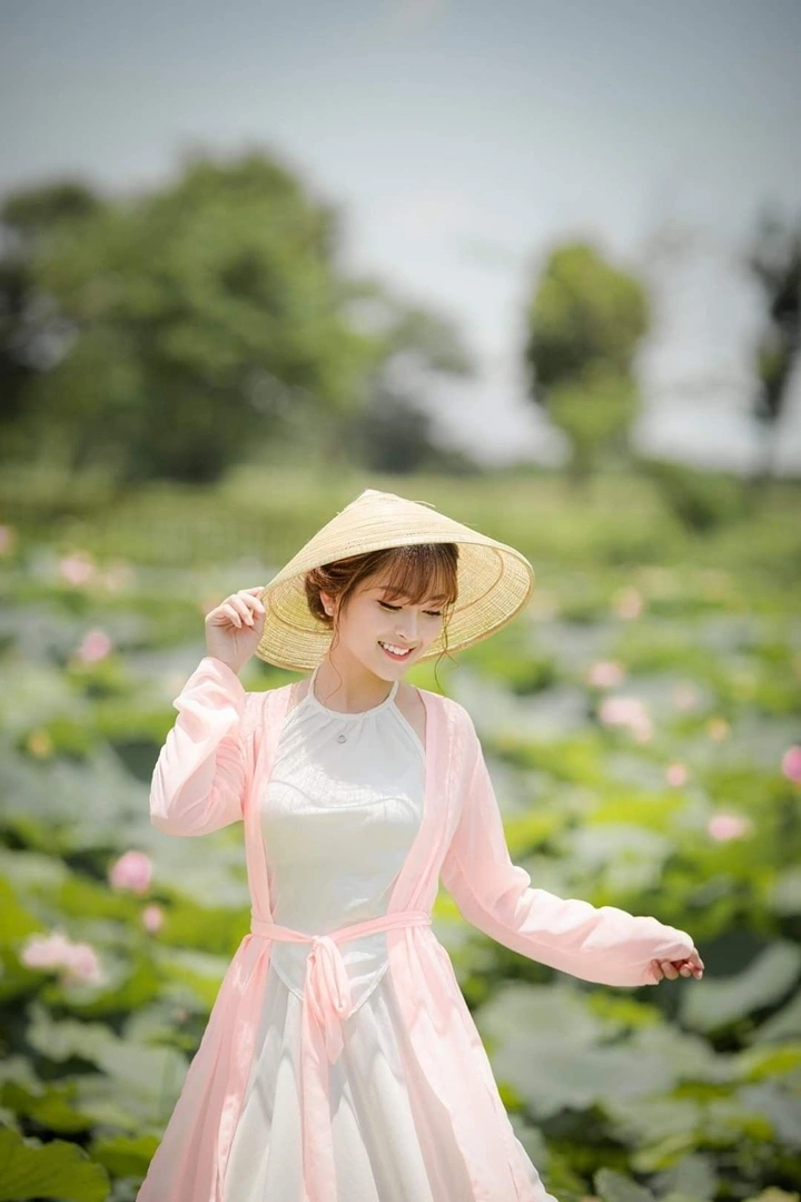 Hình gái xinh áo yếm yêu kiều thướt tha