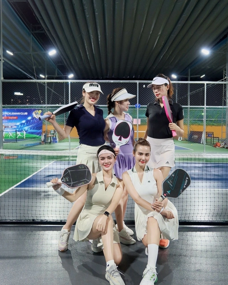 Hình gái xinh chơi pickleball quyến rũ