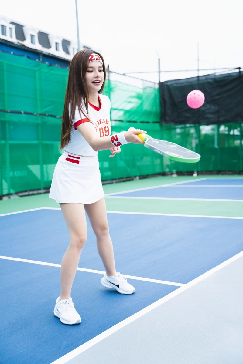 Hình gái xinh chơi pickleball thanh tú
