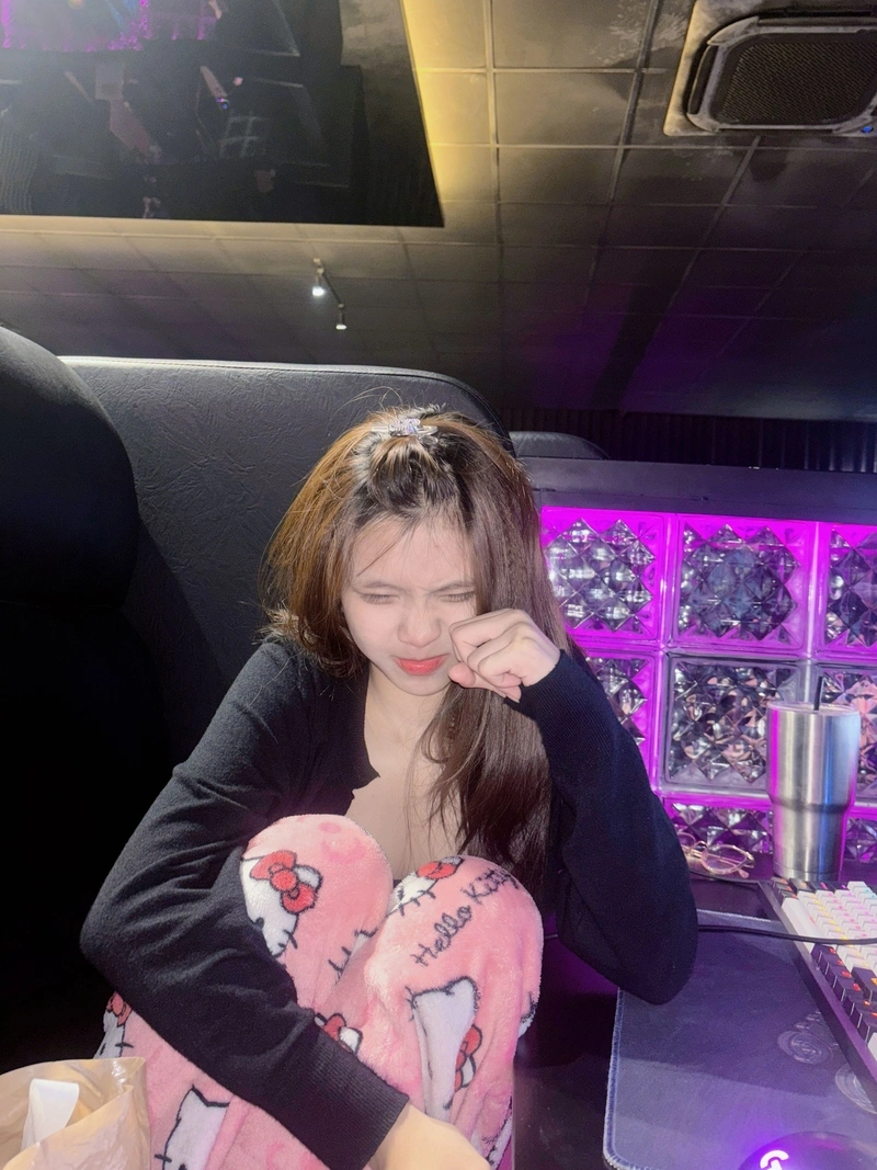 Hình gái xinh hát karaoke trẻ trung duyên dáng