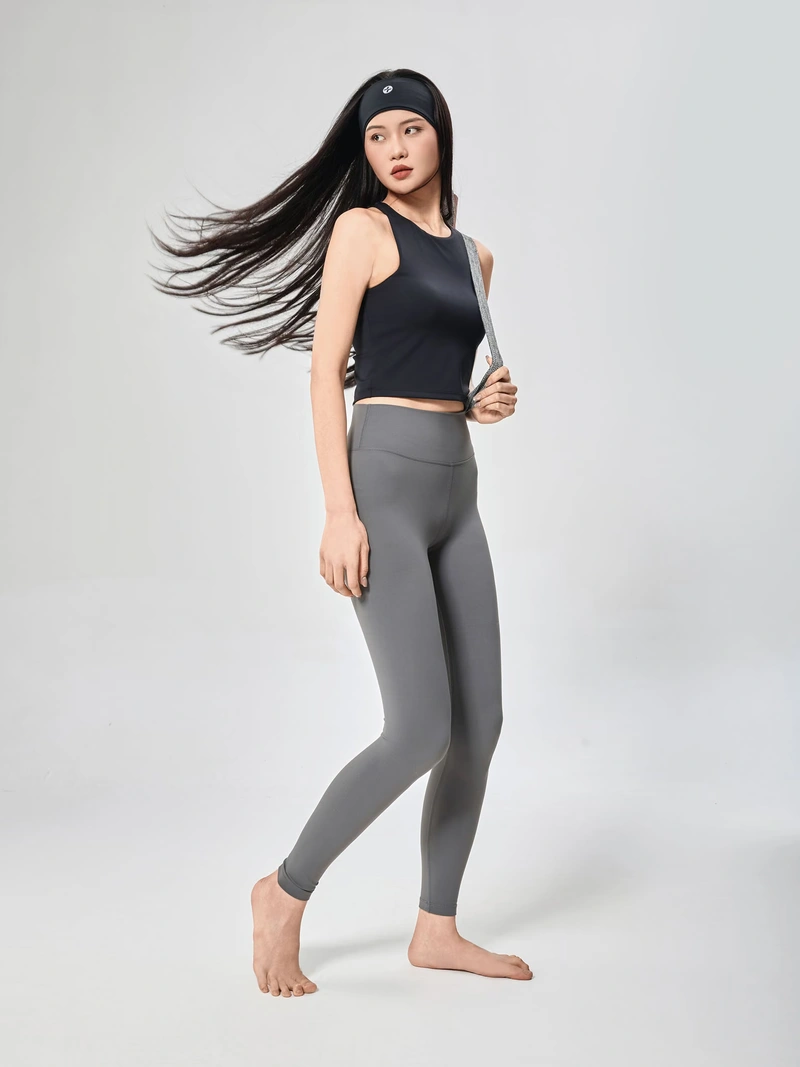 Hình gái xinh mặc legging duyên dáng cuốn hút