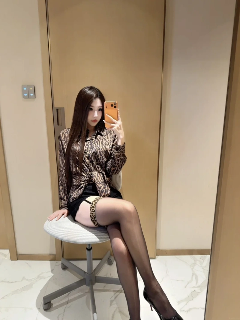 Hình gái xinh mặc quần tất dâm đãng