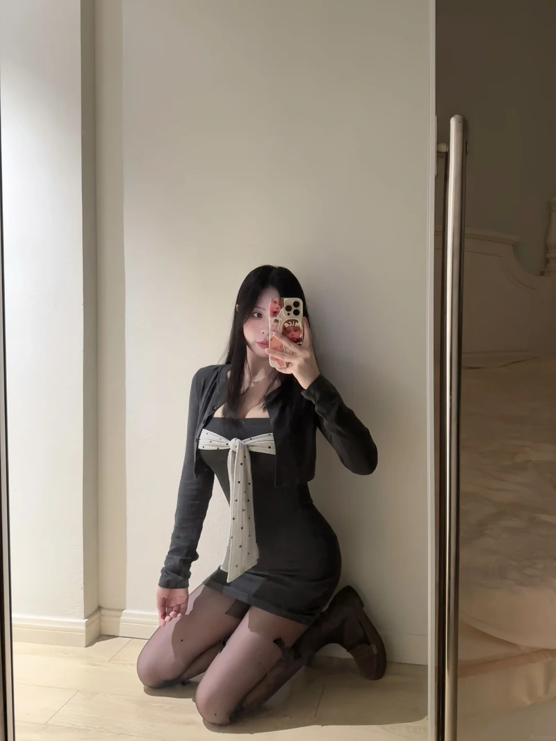 Hình gái xinh mặc quần tất lột đồ sexy