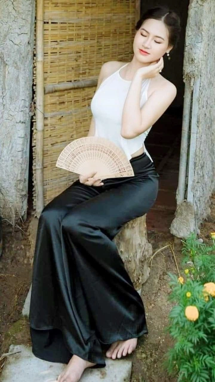 Hình gái xinh mặc yếm thanh nhã cuốn hút