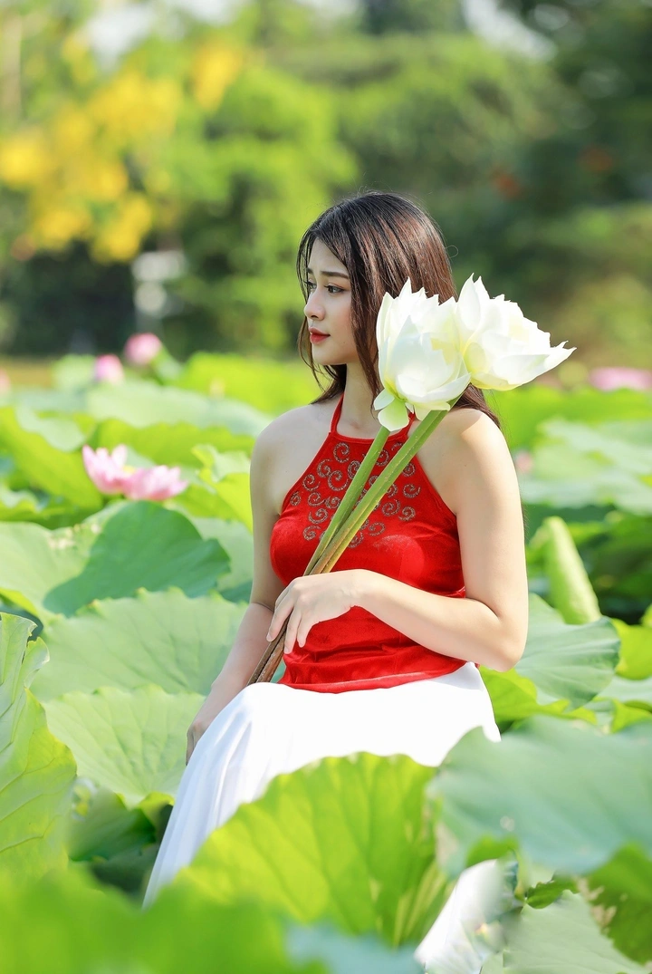 Hình gái xinh trong áo yếm dịu dàng đằm thắm