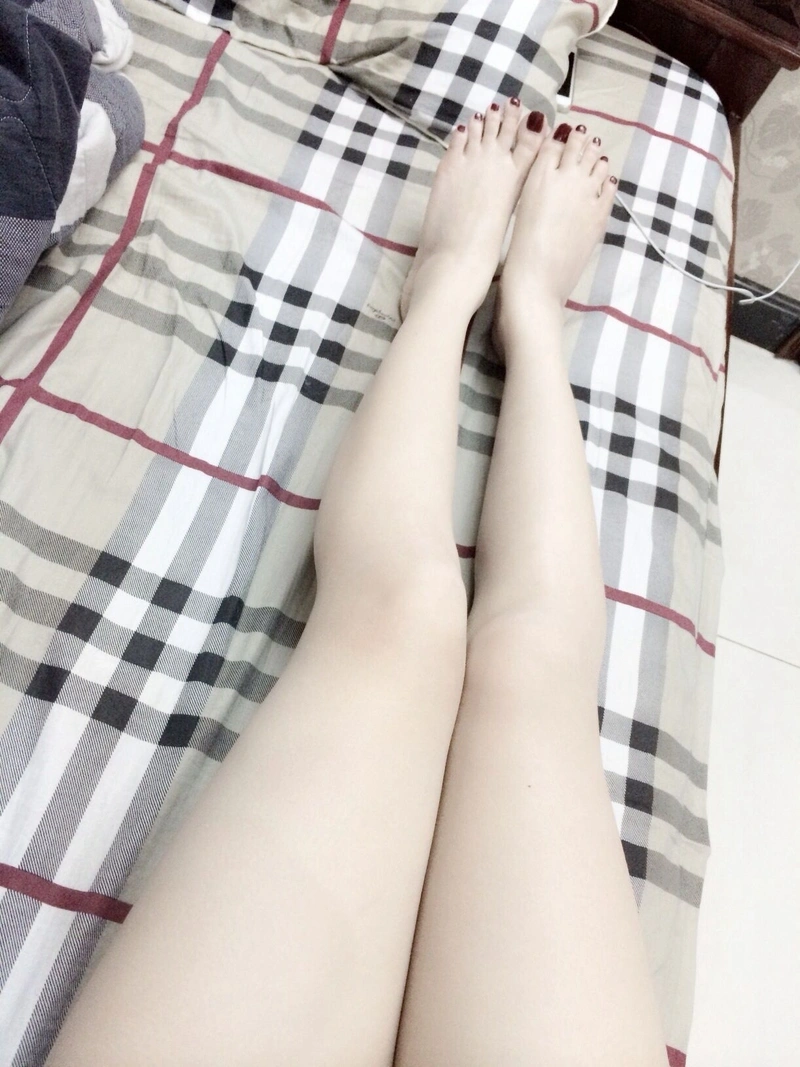 Hình đùi gái đẹp nõn nà mềm mại