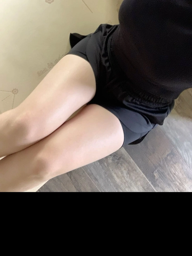 Hình đùi gái xinh nuột nà duyên dáng