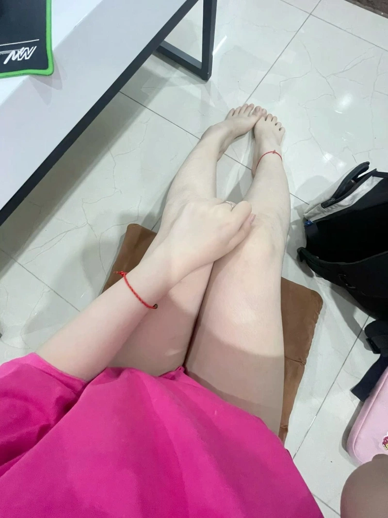 Hình đùi gái xinh thon gọn mềm mại