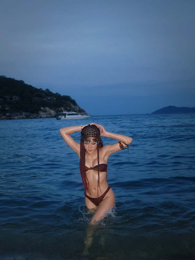 Hoà Ruby diện bikini mỏng manh quyến rũ hút hồn