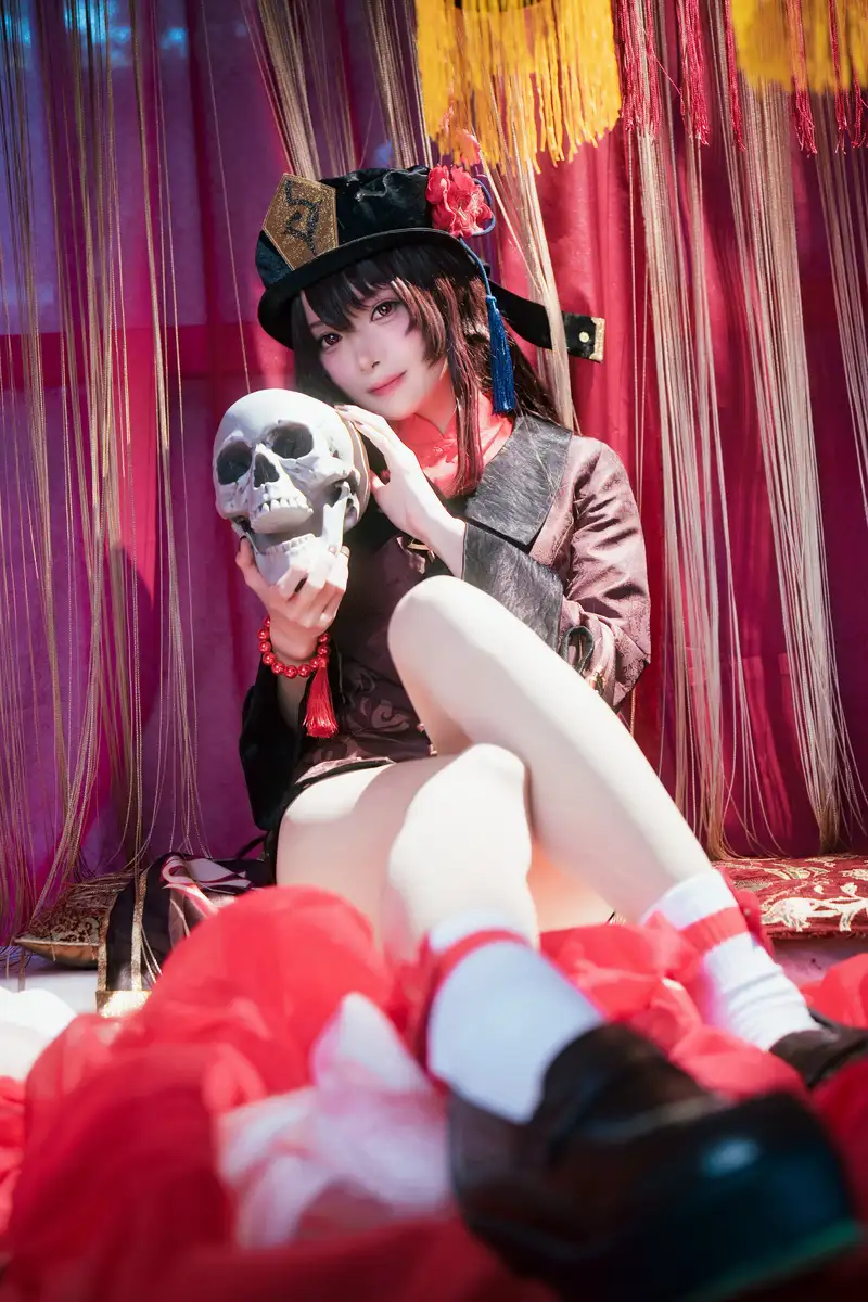 Hu Tao cosplay Genshin Impact với diện mạo cuốn hút