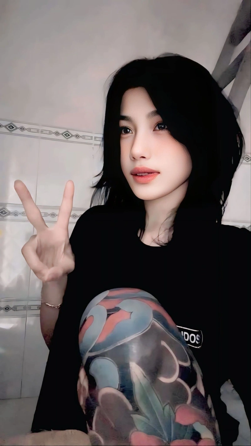 Huỳnh Thị Bảo Trân gợi cảm lộ hàng vòng 1 tròn căng