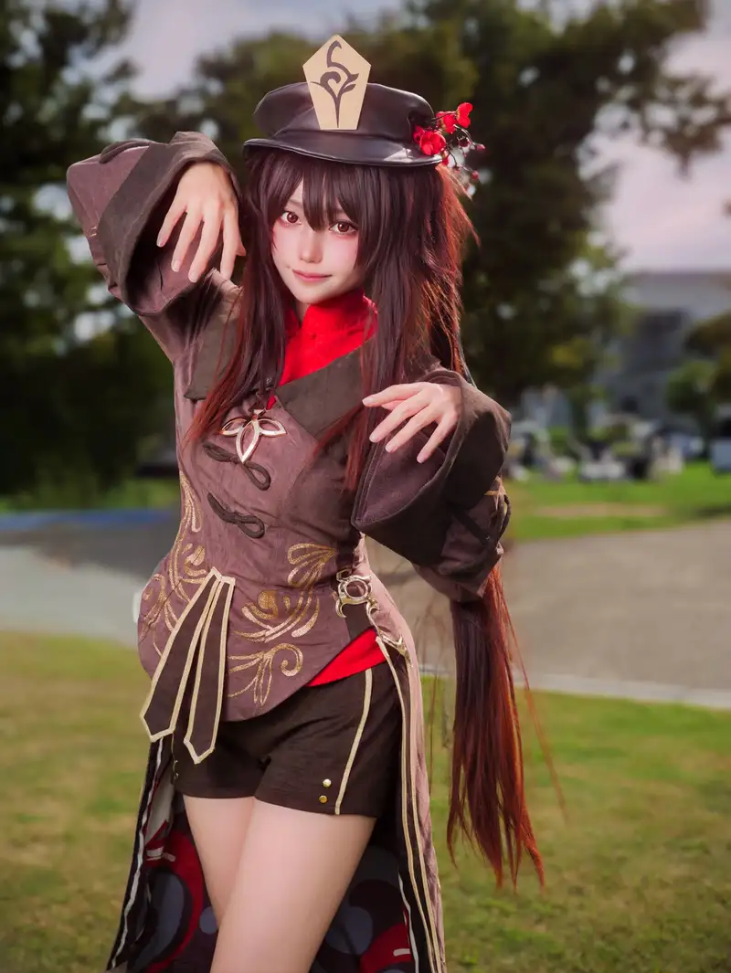 Ngắm ảnh đẹp Hu Tao cosplay phiên bản đời thực