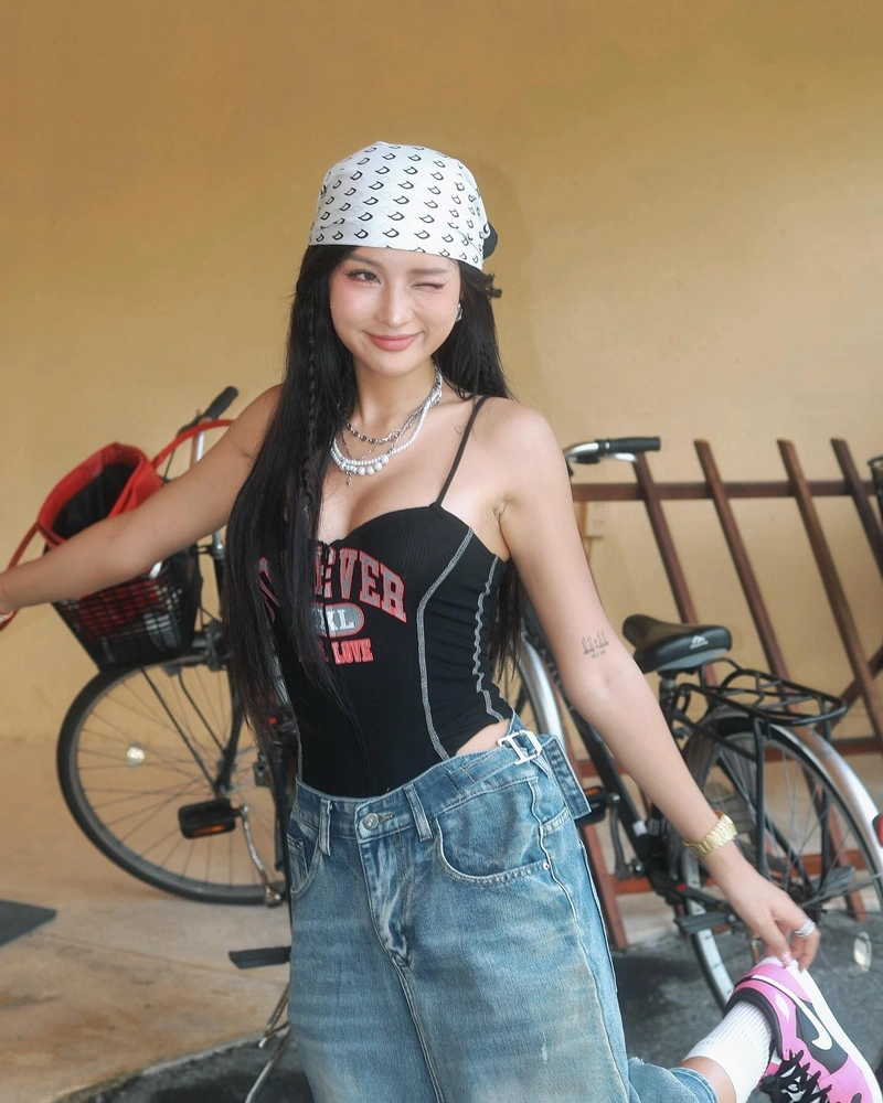 Ngực khủng Hoà Ruby trong bộ bikini mỏng tang