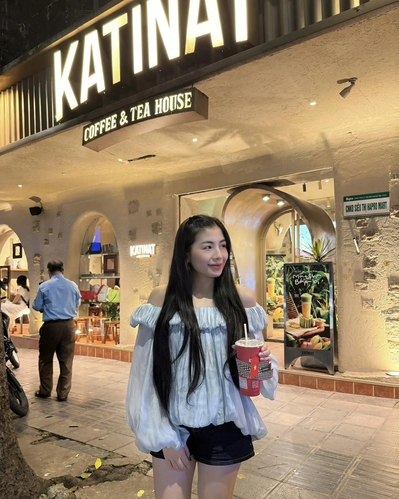 Nguyễn Ngọc Quỳnh sexy khoe mông tròn gợi tình