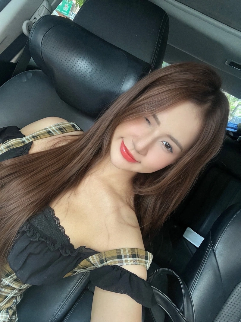 Như Lê khỏa thân gần không che