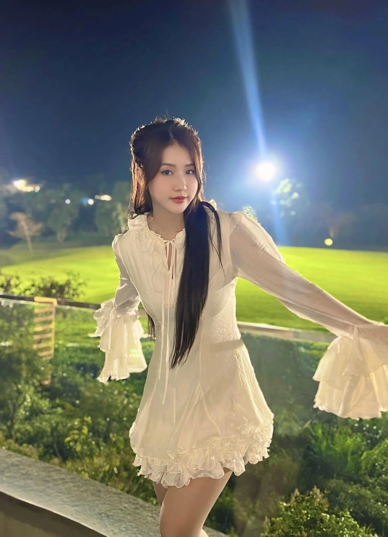Như Lê show vòng một gợi cảm