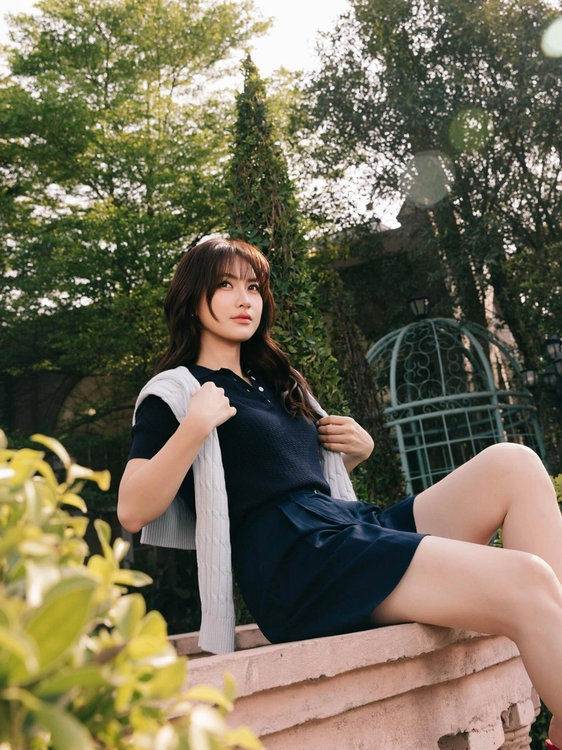 Phương Anh Đào diện bikini mỏng manh lộ đường cong