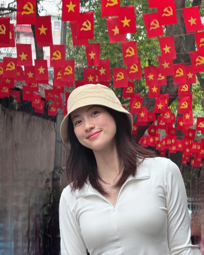 Phương Anh Đào diện bikini mỏng show vòng một