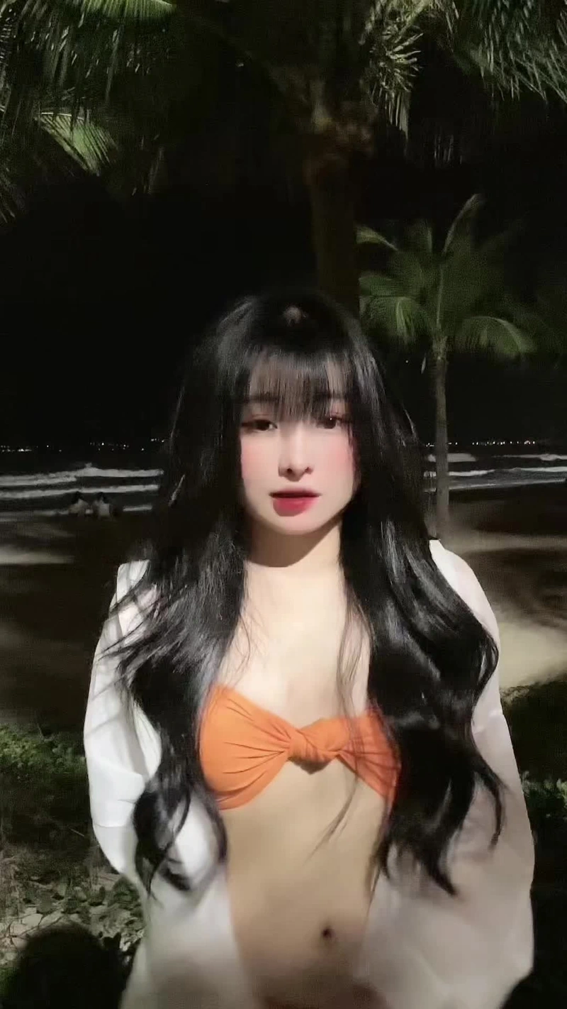 Quỳnh Mai gợi cảm show hàng full body