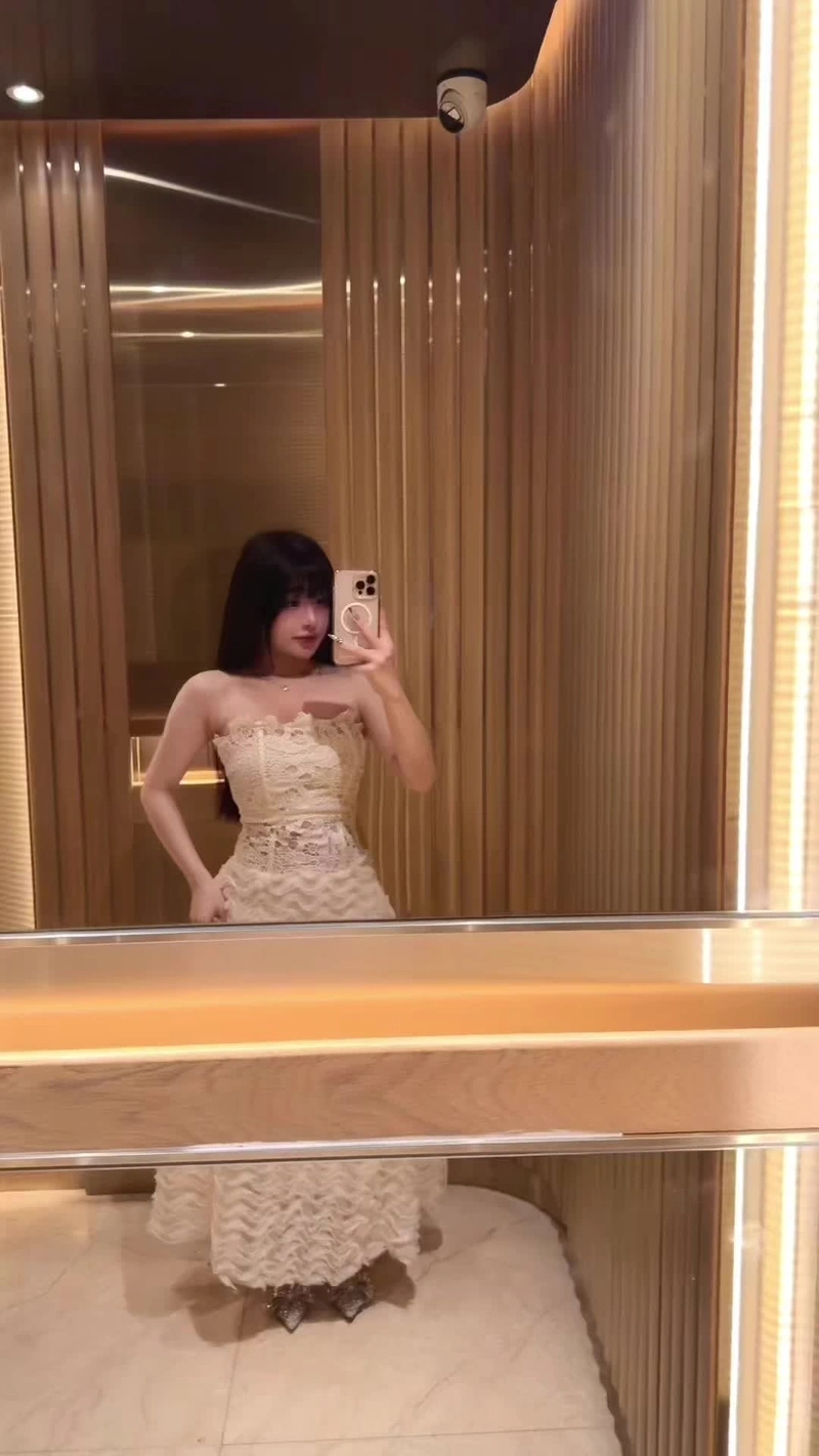 Quỳnh Mai lột đồ lộ hàng nóng bỏng