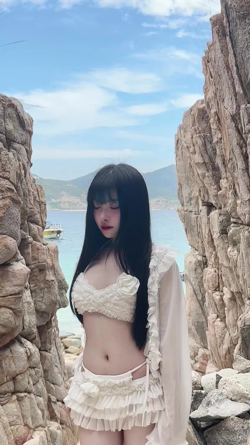 Quỳnh Mai sexy lộ ngực tròn khủng