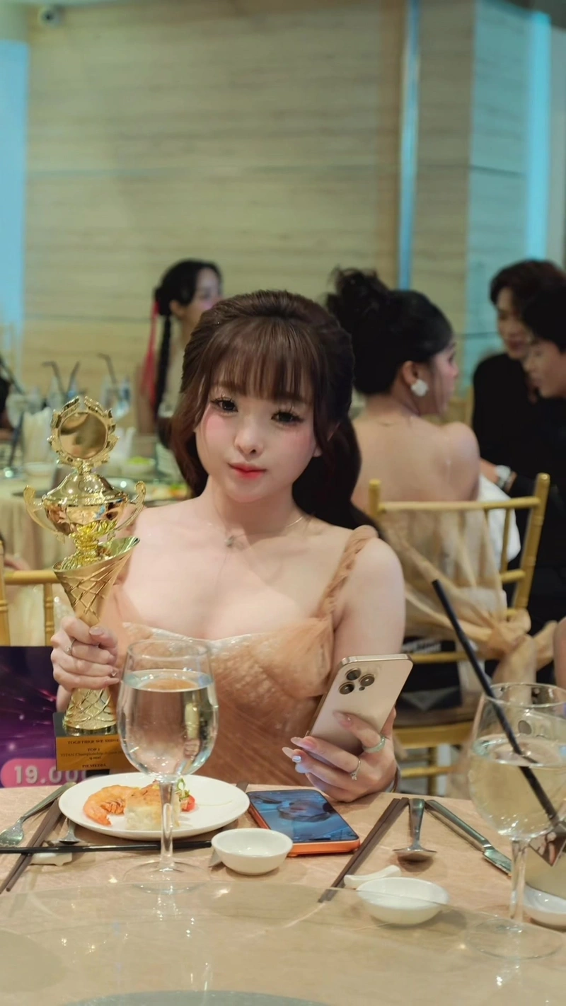 Quỳnh Mai sexy lộ vòng một to tròn cực phẩm