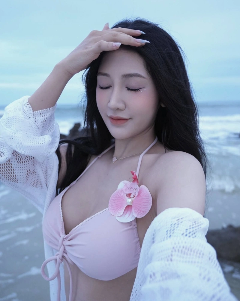 Quỳnh Moon diện bikini gợi cảm lộ đường cong nóng bỏng