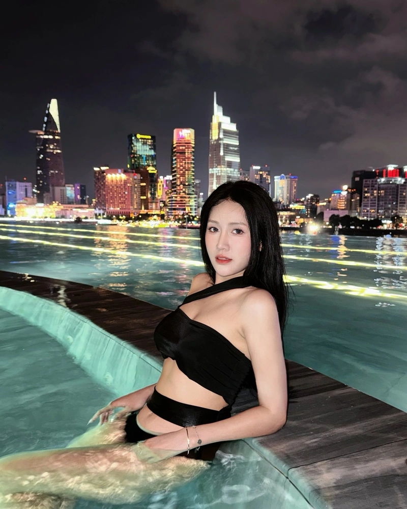 Quỳnh Moon mặc bikini show hàng hút hồn