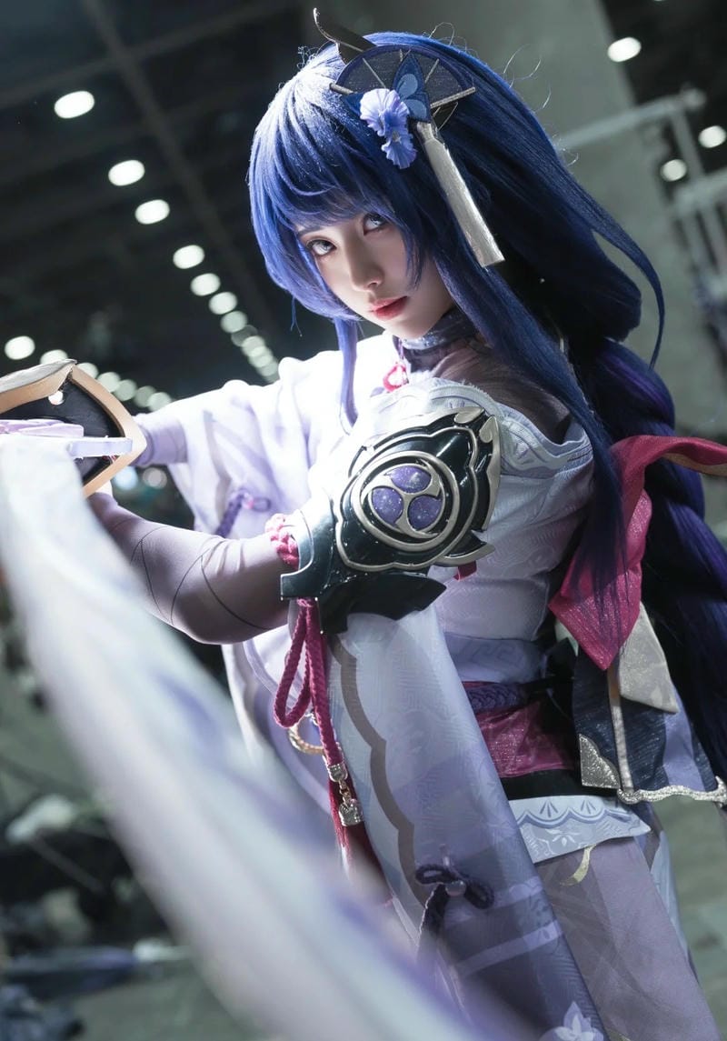Raiden Shogun cosplay với thần thái lạnh lùng
