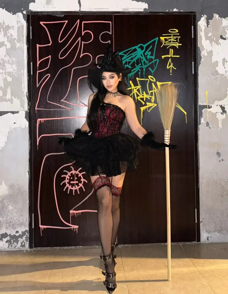 Tạo hình phù thủy trong cosplay độc đáo