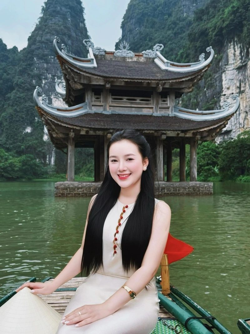 Tống Khánh Linh gợi dục với mông tròn căng