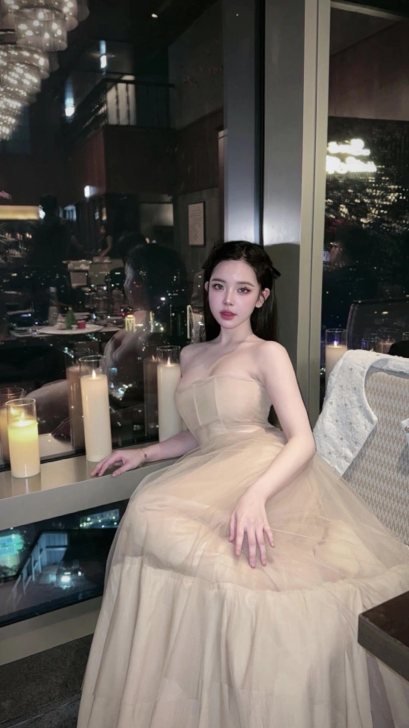 Trần Huyền Châu show hàng bikini mông khủng quyến rũ