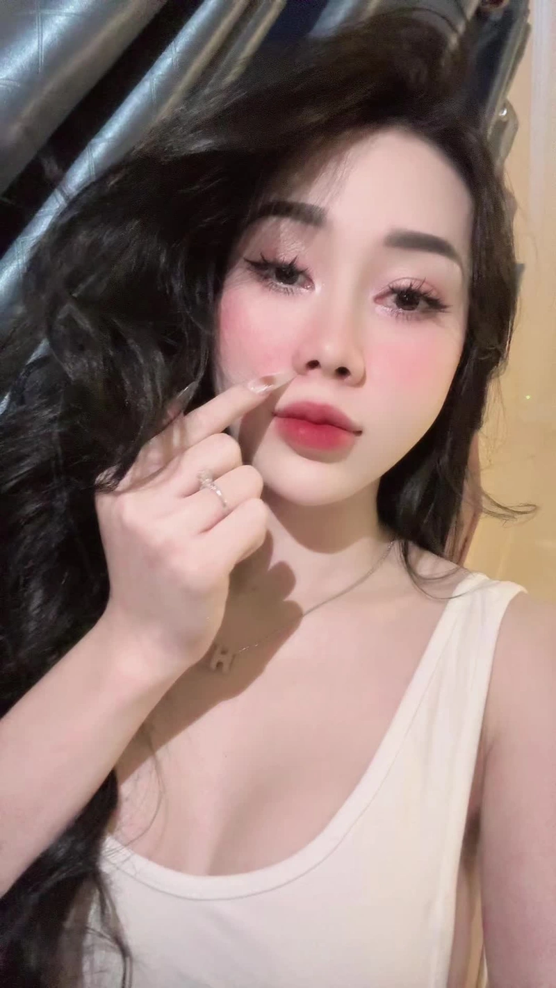 Tuệ Vy TikToker sexy khoe mông cong dáng chuẩn
