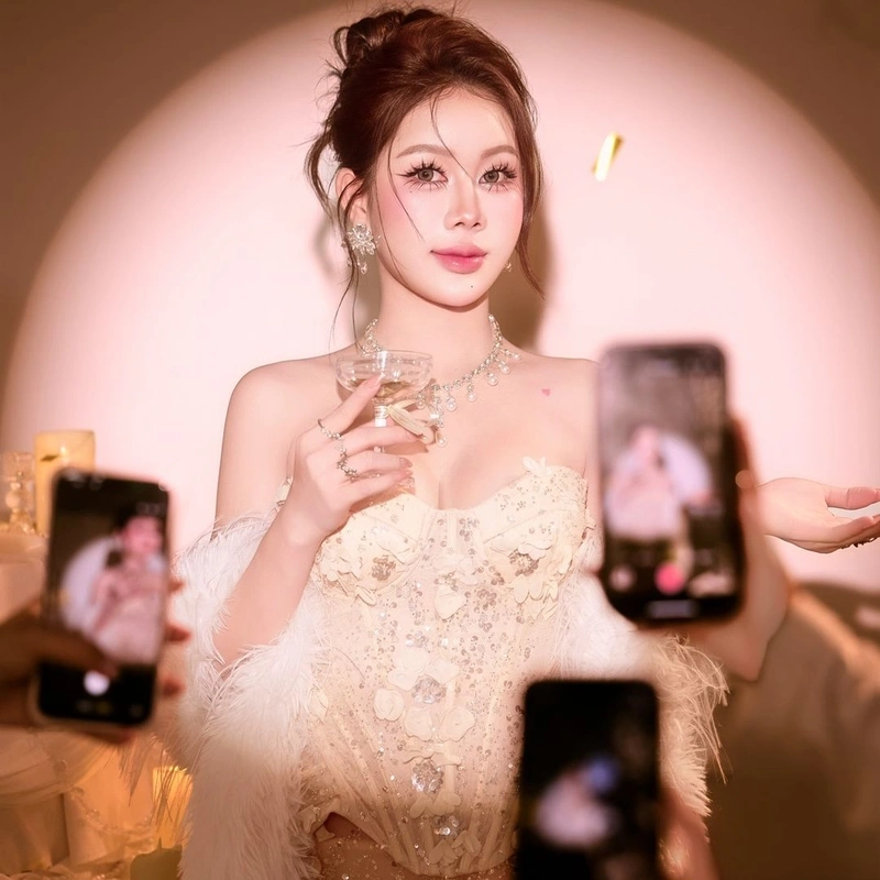 Tuệ Vy TikToker sexy khoe vòng 1 đầy đặn quyến rũ